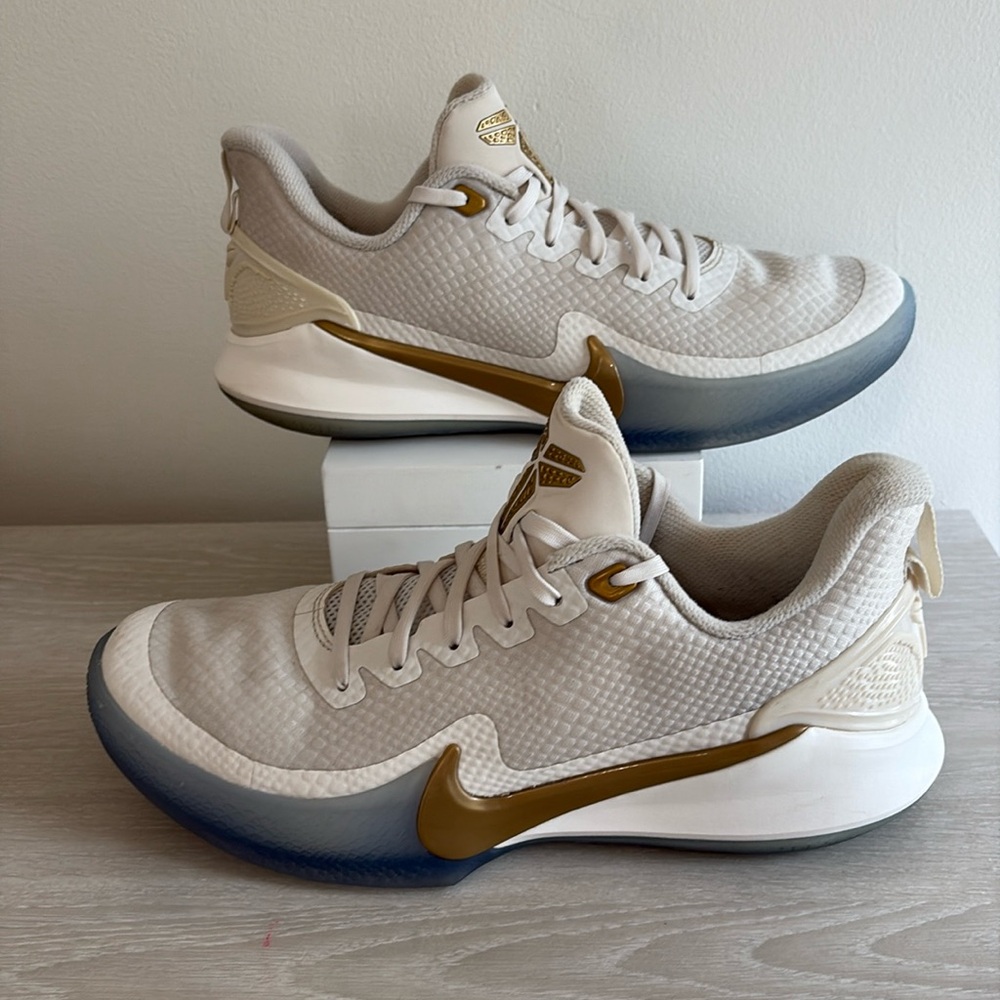 Nike Mamba Focus  Cream and Gold Sneakers size 8.5 AJ5899-004